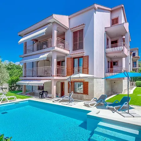 Gorgeous In With Kitchen Holiday home